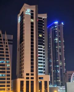 麦纳麦巴林艾斯酒店的一群高大的建筑在晚上在城市里