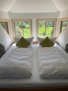 LeinburgScherauer Hof的卧室设有2张白色的床和窗户。