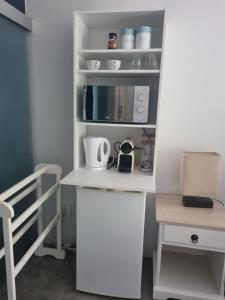 克尼斯纳12onParkesLane的小厨房配有白色的柜台和桌子