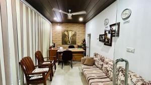 阿努拉德普勒有益健康度假酒店的客房配有桌椅和书桌。