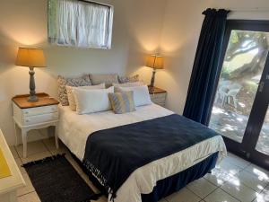 圣弗朗西斯湾Anchor Drift的一间卧室设有一张床和一个大窗户