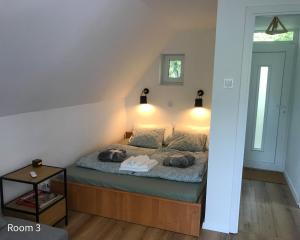 巴拉顿菲赖德Quiet, green, relaxing place- 3 bedroom villa的一间卧室配有一张床,里面放着两只狗