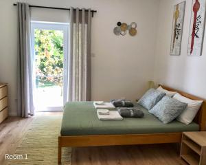 巴拉顿菲赖德Quiet, green, relaxing place- 3 bedroom villa的一间卧室配有一张床,一扇门设有窗户