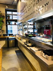 奈梅亨City Spa Nijmegen的餐厅内的厨房提供自助餐