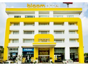 贾姆穆Bloom Hotel - Jammu的拥有黄色和白色建筑的酒店