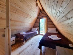 博尔若米K&M Cottage的小木屋内带两张床的房间