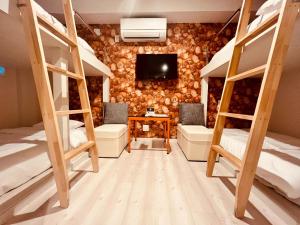 横滨GRAND CAVE MOTOMACHI的客房设有四张双层床和电视。