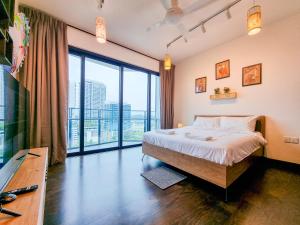 努沙再也Almas Suite by Nest Home【Puteri Harbour & LEGOLAND】的一间卧室设有一张床和一个大窗户