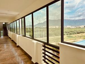 蒂鲁帕蒂Hotel Sitar Grand的客房设有大窗户,享有山景。