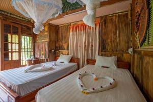 Lao San ChayMu Cang Homestay的一间卧室配有两张心形床。