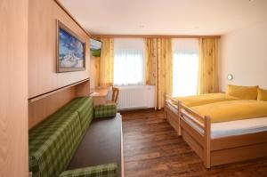 萨尔巴赫菲林霍夫埃德沃夫巴尔旅馆的一间卧室配有一张床和一张沙发