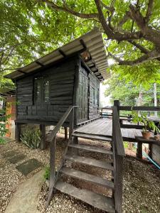 Mae Ai Chiang MaiThe Legend Homestay.的小木屋设有通往小屋的木制楼梯。