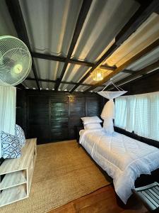 Mae Ai Chiang MaiThe Legend Homestay.的一间卧室,卧室内配有一张大床