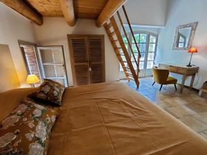Boisset-et-GaujacGite au sein d'un Mas Provençal的一间卧室配有一张大床和一张书桌