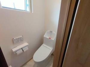 小樽Sho inn MINIMAL HOTEL 小樽駅から無料送迎あり的浴室设有白色卫生间和窗户