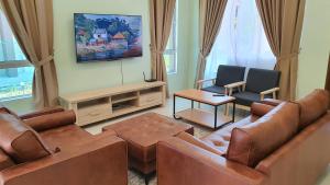 马六甲Duyong Damai Homestay by KOWBMAS的客厅配有沙发和两把椅子