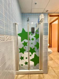 内尔哈Apartamento E&D的墙上设有绿色星星淋浴的浴室