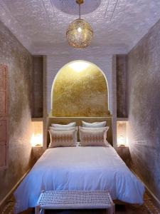 马拉喀什Riad Citrus的一间卧室设有一张大床和窗户