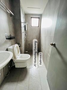 万挠JC HOMESTAY RAWANG的一间带卫生间和水槽的浴室