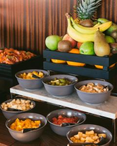 巴黎Hôtel Des Grands Voyageurs的碗里不同种类的水果蔬菜的展示