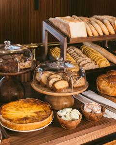 巴黎Hôtel Des Grands Voyageurs的各种面包和糕点的展示