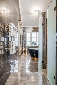 桑德维肯Högbo Brukshotell & Spa的带浴缸和盥洗盆的浴室