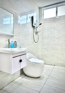 瓜拉丁加奴ALVILLA - Jalan Sultan Ismail的白色的浴室设有水槽和淋浴。