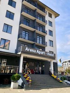 波利亚纳Arena Apart - Hotel的公寓大楼前方设有楼梯