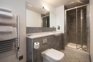 里彭The Ripon Inn - The Inn Collection Group的浴室配有卫生间、盥洗盆和淋浴。