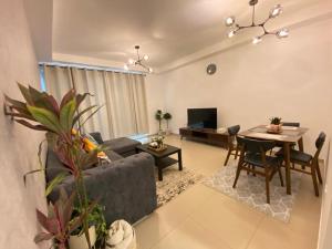 拉斯阿尔卡麦Beach Dream - a luxury 1 bedroom apartment with direct beach access的客厅配有沙发和桌子
