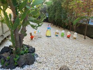 阿奇雷亚莱Casa Riolo的一群在砾石花园的玩具象