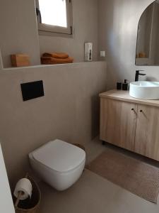 海若克利欧City Spot的浴室配有白色卫生间和盥洗盆。