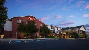 梅德福Hampton Inn Medford的建筑一侧有标志的酒店