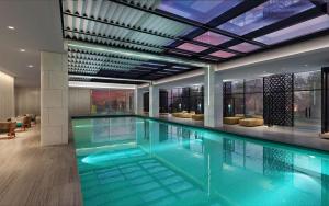 台州台州希尔顿酒店的一座带天花板的建筑中的游泳池