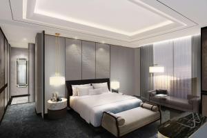 台州台州希尔顿酒店的卧室配有一张白色大床和一把椅子