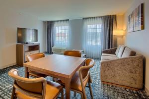 南本德Homewood Suites by Hilton South Bend Notre Dame Area的客厅配有桌子和沙发