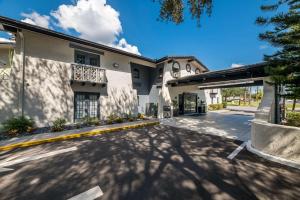 奥兰多Quality Inn & Suites Altamonte Springs Orlando-North的一座大型白色建筑,设有停车场
