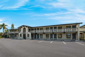 奥兰多Quality Inn & Suites Altamonte Springs Orlando-North的前面有停车位的大楼