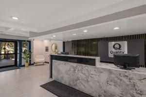 奥兰多Quality Inn & Suites Altamonte Springs Orlando-North的一个带柜台的大堂和前台