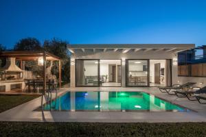 查加基恩Oresteia Exclusive Villa, a Sublime Retreat, By ThinkVilla的一座房子后院的游泳池