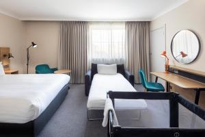 海维康Holiday Inn High Wycombe M40, Jct.4, an IHG Hotel的酒店客房,设有两张床和镜子