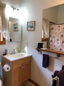 Hebron卡普陶普住宿加早餐旅馆的一间带水槽和镜子的浴室