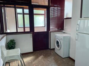 波尔图Miguel Bombarda Cozy Apartment的洗衣房配有洗衣机和洗衣机