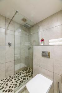 NyangaTroutbeck Resort的带淋浴、卫生间和盥洗盆的浴室