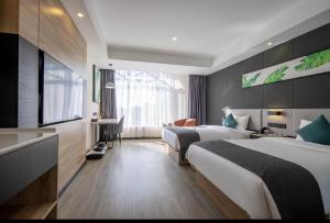 潍坊尚客优品潍坊奎文区世纪泰华人民医院酒店的酒店客房配有两张床和一张书桌