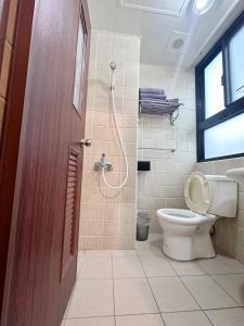 Chia-hsiu週週客棧的一间带卫生间和淋浴的浴室