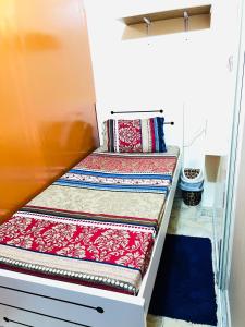 迪拜Moon Backpackers , Al Rigga , Partition for Couples and for singles的带枕头的客房内的两张双层床