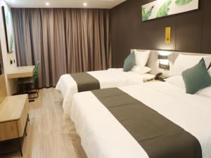 日喀则尚客优品日喀则扎什伦布寺酒店的酒店客房配有两张床和一张书桌