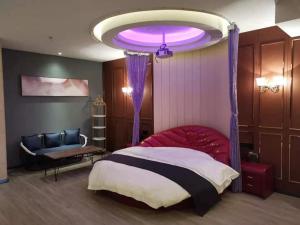 喀什尚客优品喀什疏勒四十一团草湖镇酒店的一间卧室配有一张紫色天花板的床