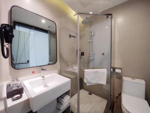 兰州尚客优品兰州东方红广场平凉路酒店的一间带水槽、淋浴和卫生间的浴室